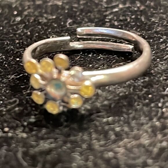 Size 2.5 adjustable silver tone yellow enamel daisy flower ring - Picture 3 of 7